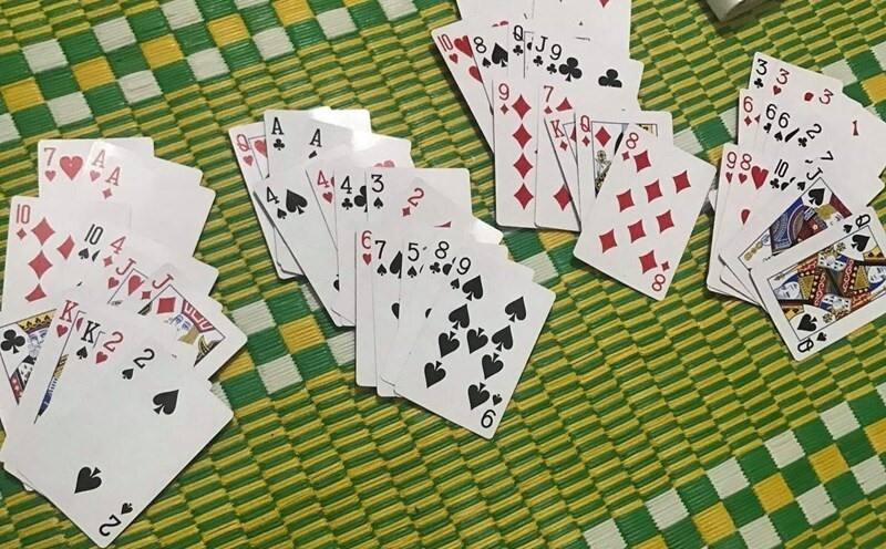Chơi Sâm sử dụng bộ bài 52 lá