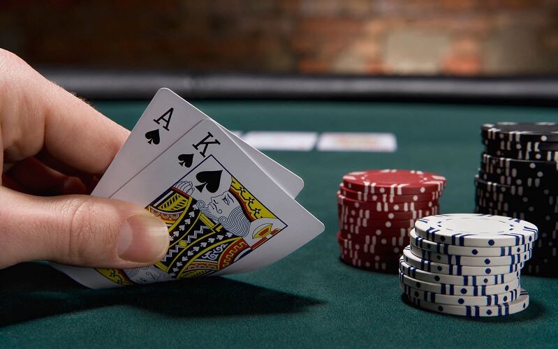 Cách đặt cược vòng 1 trong poker